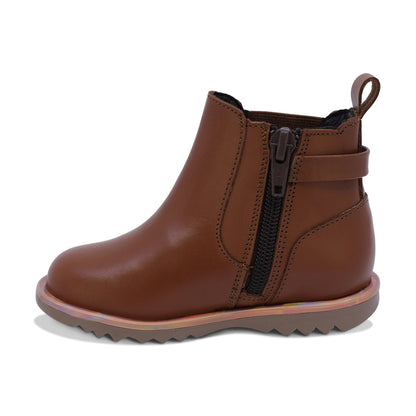 BOTA COQUETA PARA NIÑA DE PIEL COLOR MIEL RONDY CON HEBILLA DECORATIVA
