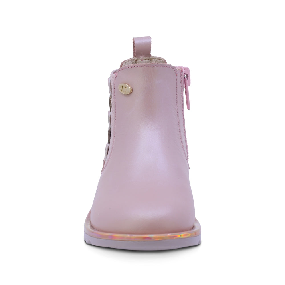 BOTA COQUETA PARA NIÑA DE PIEL COLOR ROSA RONDY CON DETALLE DE CORAZONES