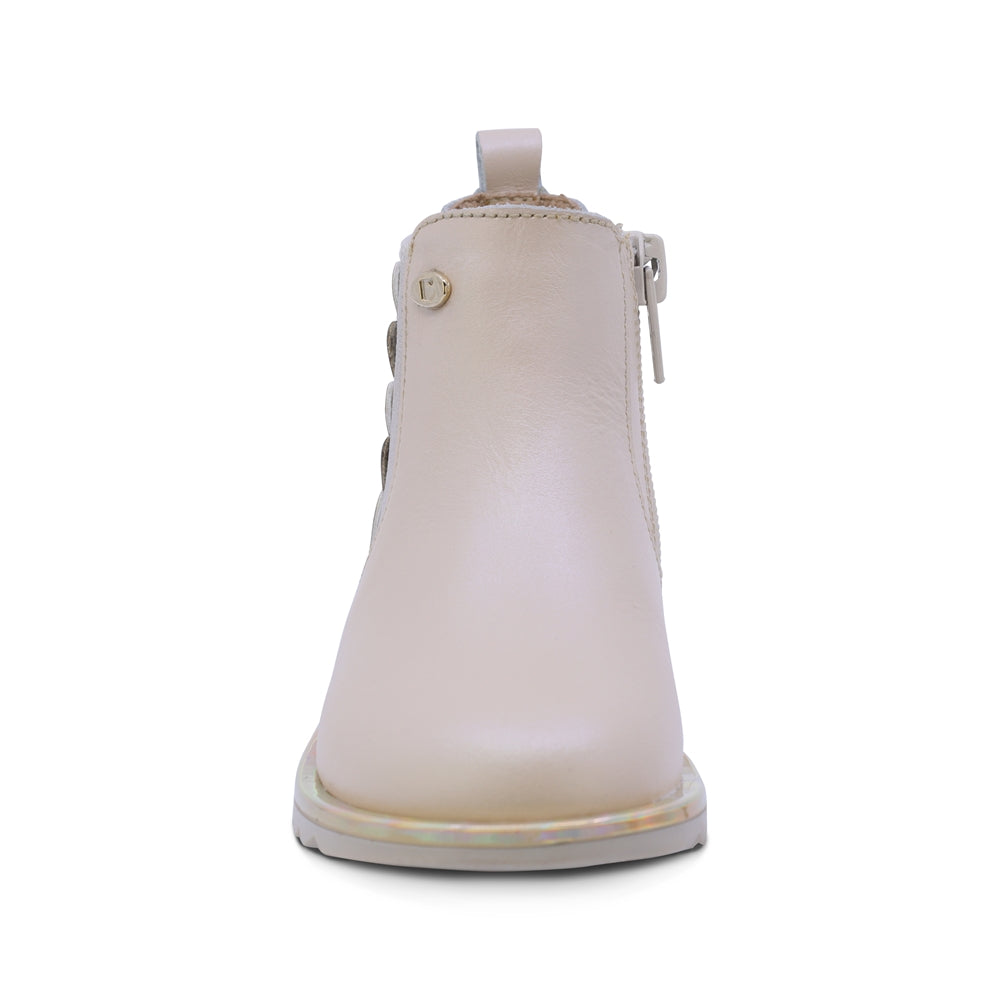 BOTA COQUETA PARA NIÑA DE SINTÉTICO COLOR BEIGE SUELA RONDY CON CORAZONES LATERALES