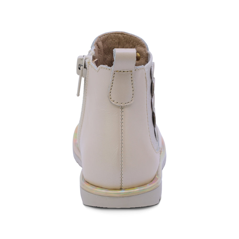 BOTA COQUETA PARA NIÑA DE SINTÉTICO COLOR BEIGE SUELA RONDY CON CORAZONES LATERALES