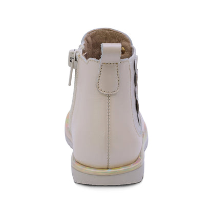 BOTA COQUETA PARA NIÑA DE SINTÉTICO COLOR BEIGE SUELA RONDY CON CORAZONES LATERALES