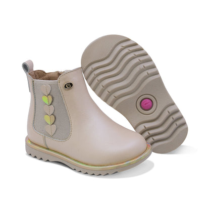 BOTA COQUETA PARA NIÑA DE SINTÉTICO COLOR BEIGE SUELA RONDY CON CORAZONES LATERALES