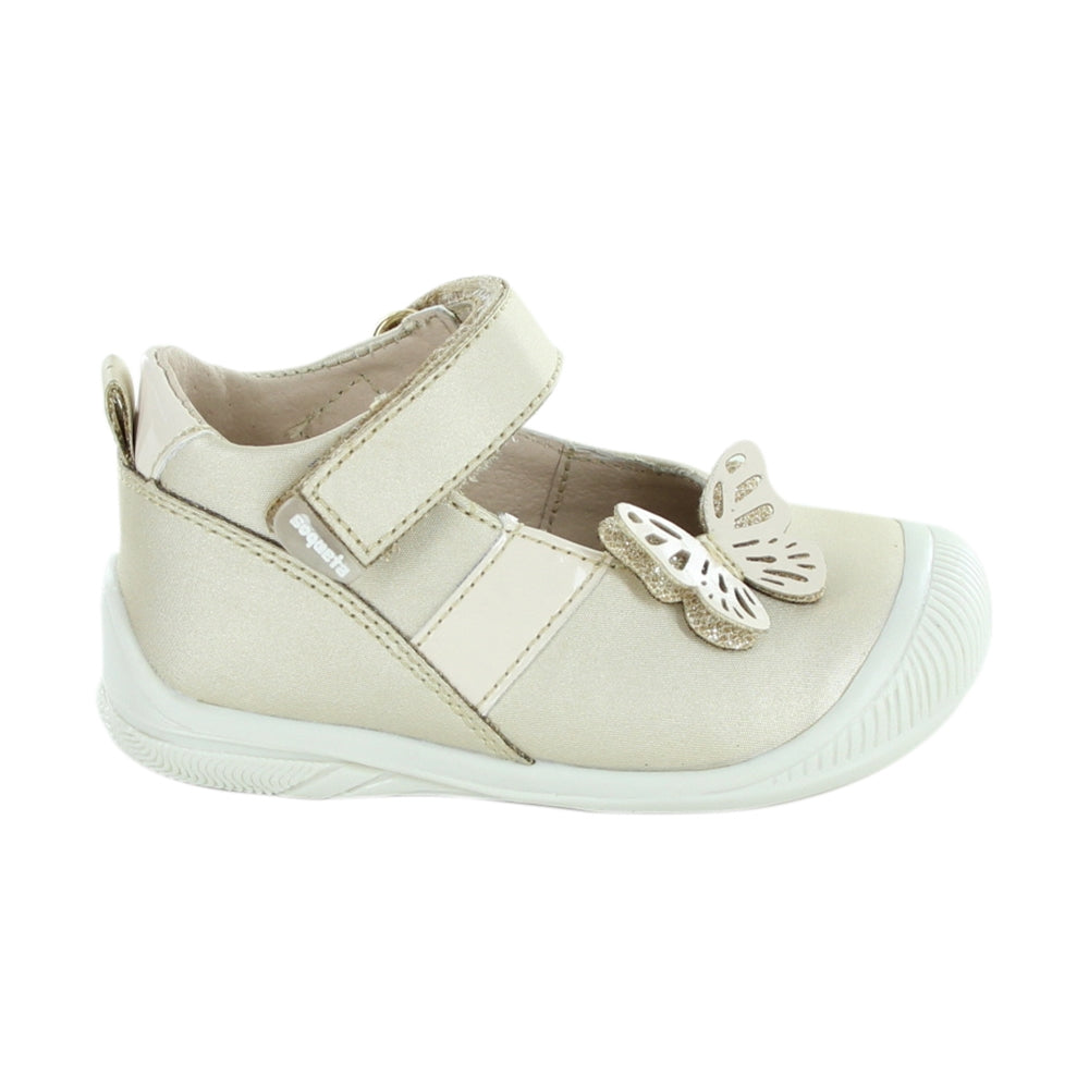 Zapato Coqueta para niña en sintético oro Optimus con mariposa decorativa