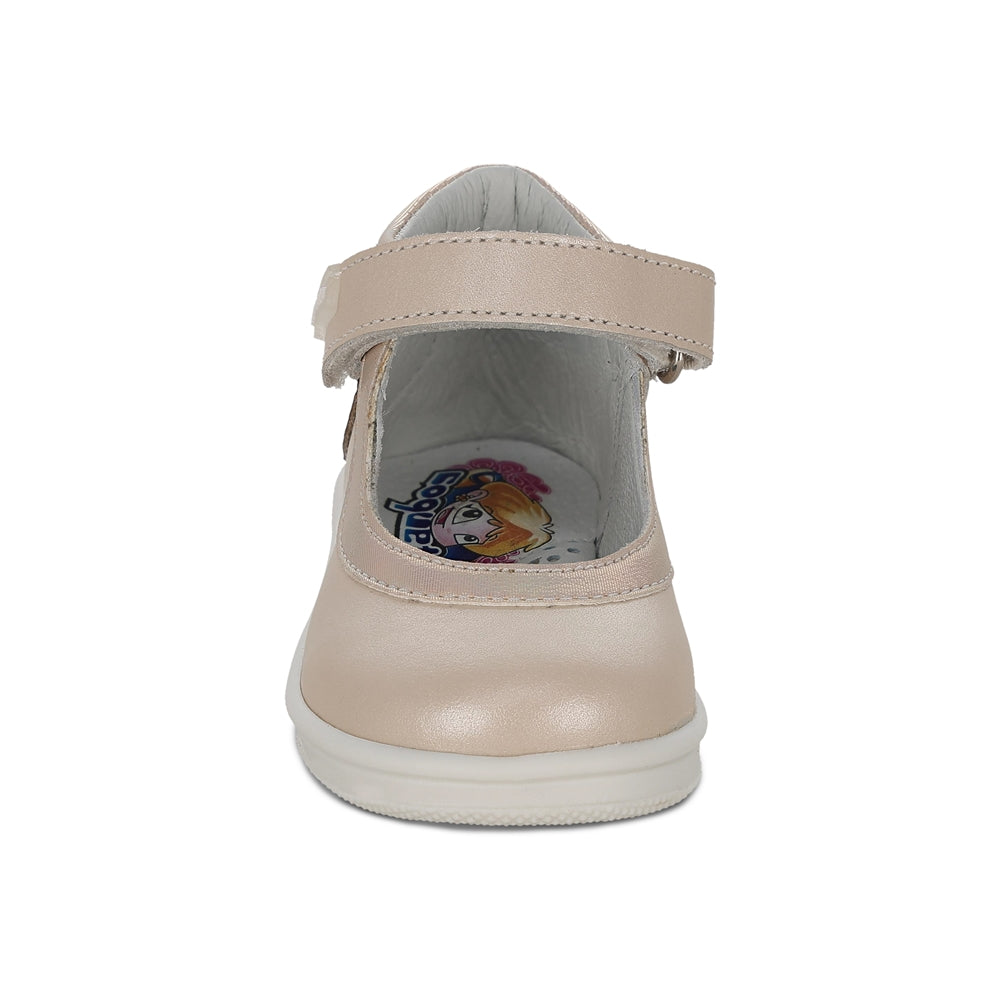Zapato Coqueta para niña en piel beige Teddy con tira de contacto.