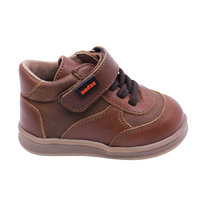 ZAPATO AUDAZ PARA NIÑO COLOR CAFÉ CLARO DE PIEL TEDDY CON TIRA DE CONTACTO