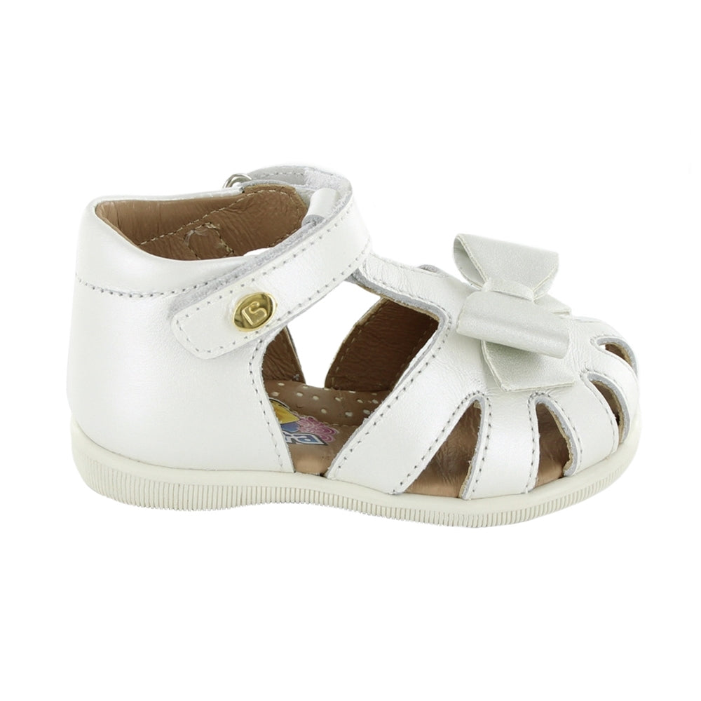Sandalia Coqueta para niña en piel perla Vanessa con moño decorativo