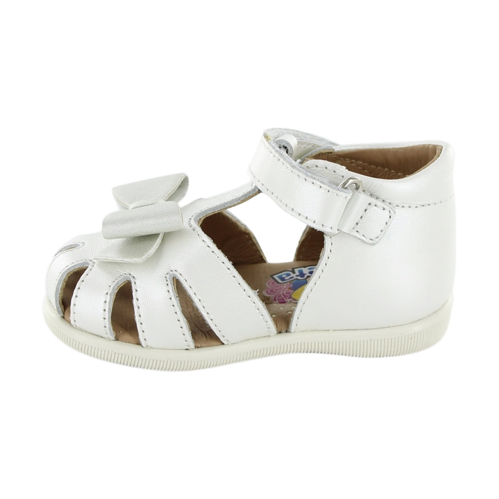 Sandalia Coqueta para niña en piel perla Vanessa con moño decorativo