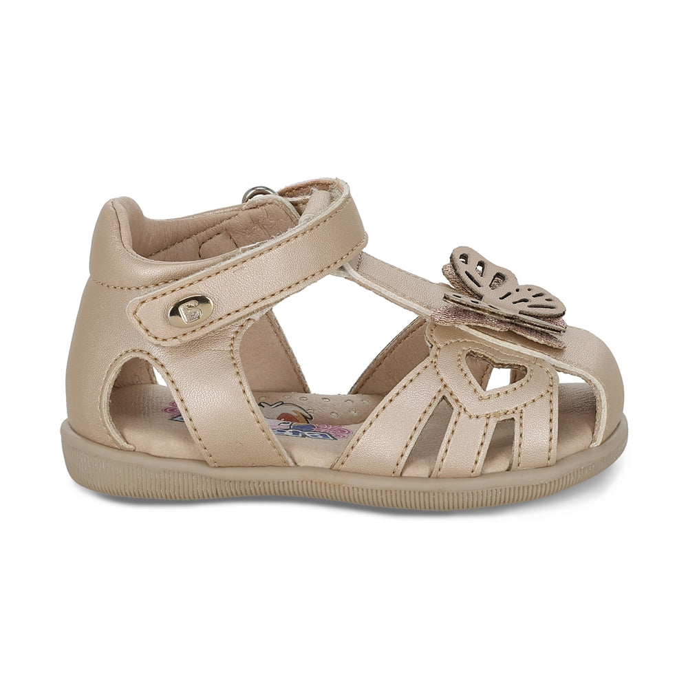 Sandalia Coqueta para niña en sintético beige Vanessa con detalle de mariposa.