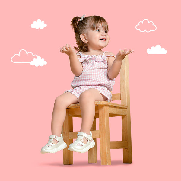 Sandalia Coqueta para niña en sintético perla Zippy con tira de contacto.