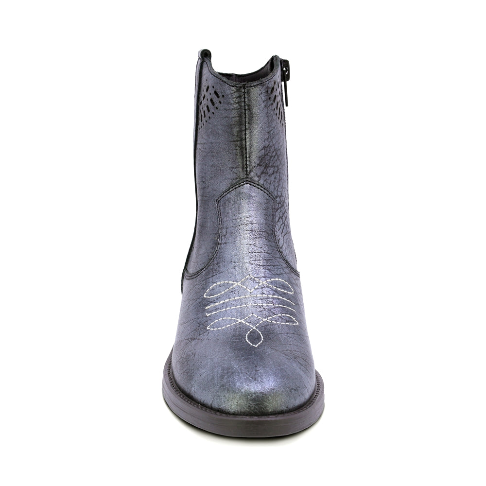 BOTINES COQUETA PARA NIÑA DE PIEL COLOR GRIS METÁLICO MIRTA CON DISEÑO WESTERN Y DETALLES CALADOS