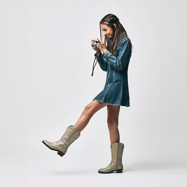 BOTAS COQUETA PARA NIÑA DE PIEL COLOR BEIGE MIRTA CON DISEÑO WESTERN Y BORDADO CONTRASTANTE