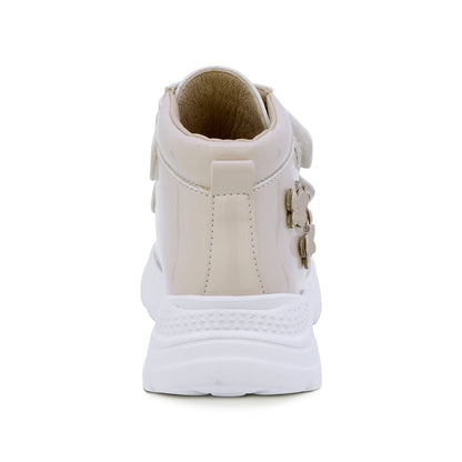 BOTA COQUETA PARA NIÑA CHAROL COLOR BEIGE NEMO CON DOBLE TIRA DE CONTACTO