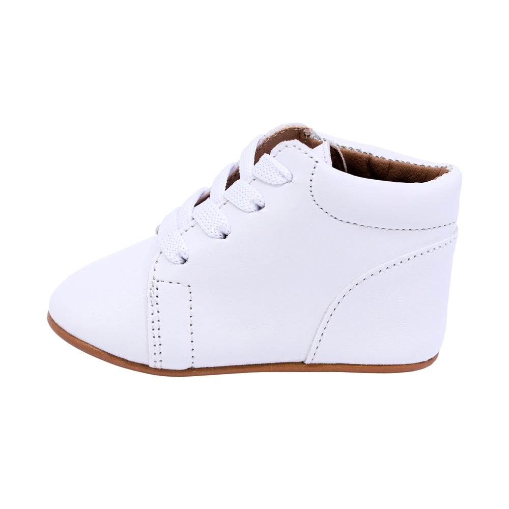 BOTA AUDAZ PARA NIÑO COLOR BLANCO DE SINTÉTICO PEUQUE CON AGUJETA
